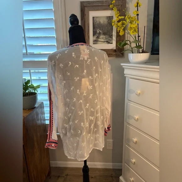 Johnny Was NWT
THE AUDREY MANDARIN COLLAR SHIRT, MAURA
- WHITE, XL - Picture 3 of 13